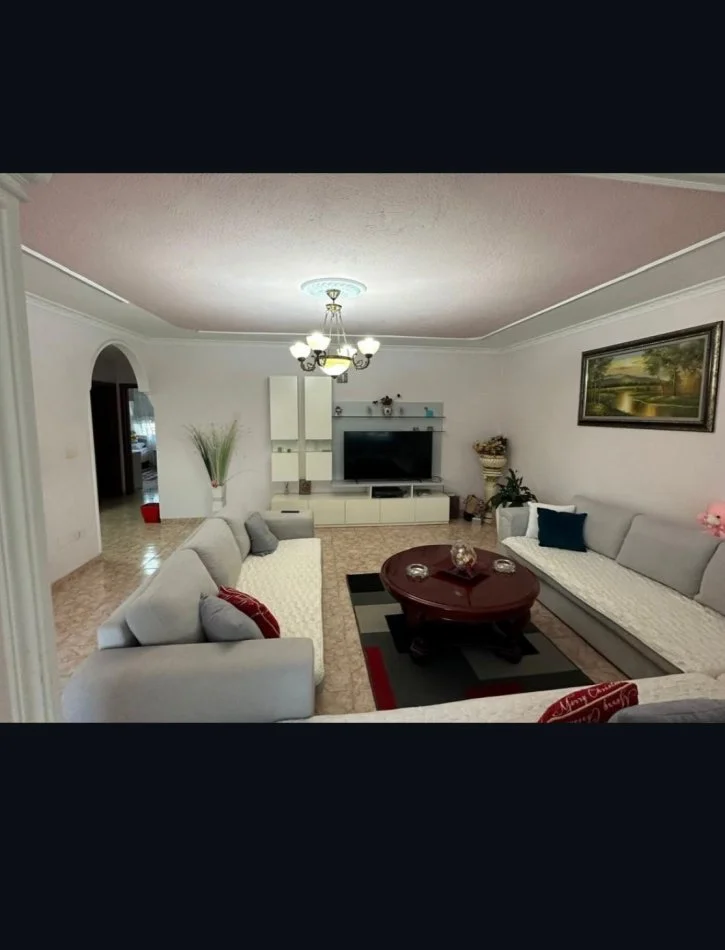 Tirane, jepet me qera apartament 2+1+Ballkon Kati 8, 110 m² 600 € (Pallati me Shigjeta)