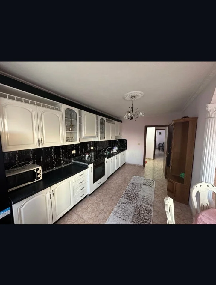 Tirane, jepet me qera apartament 2+1+Ballkon Kati 8, 110 m² 600 € (Pallati me Shigjeta)