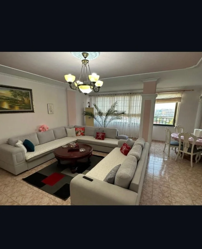 Tirane, jepet me qera apartament 2+1+Ballkon Kati 8, 110 m² 600 € (Pallati me Shigjeta)