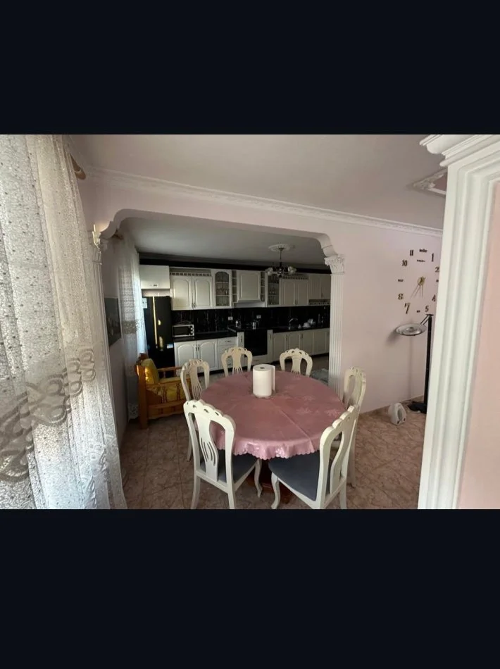 Tirane, jepet me qera apartament 2+1+Ballkon Kati 8, 110 m² 600 € (Pallati me Shigjeta)