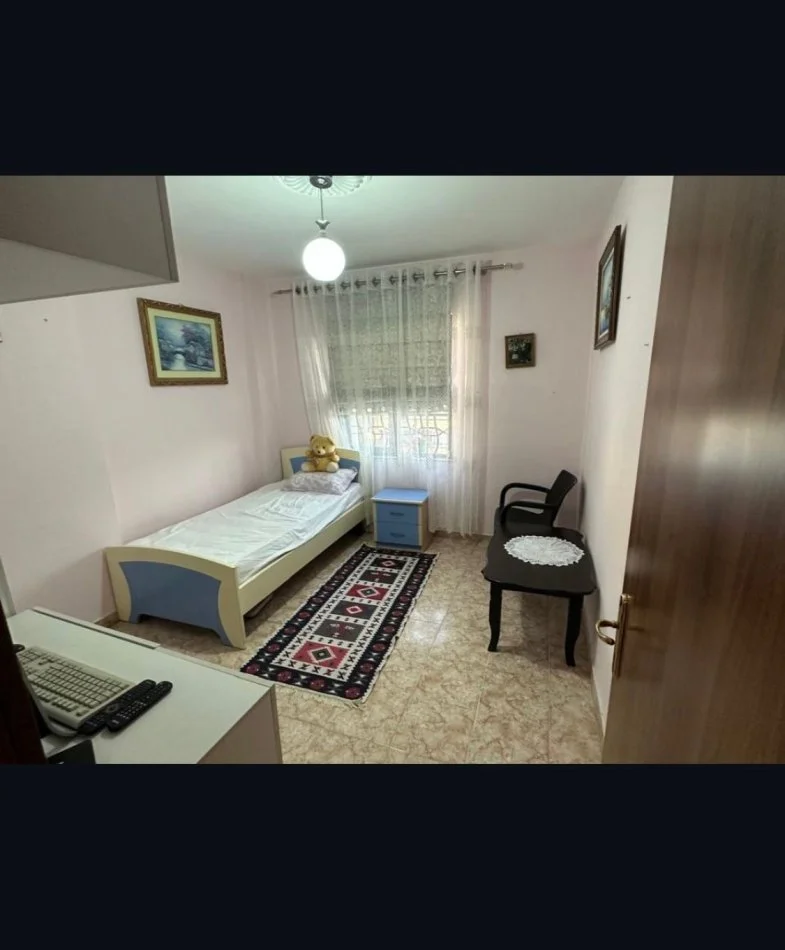 Tirane, jepet me qera apartament 2+1+Ballkon Kati 8, 110 m² 600 € (Pallati me Shigjeta)
