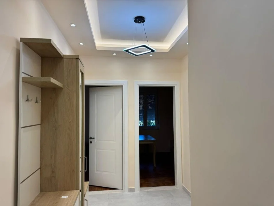 Tirane, jepet me qera apartament 1+1 Kati 3, 74 m² 60,000 leke (Rruga Dibres)