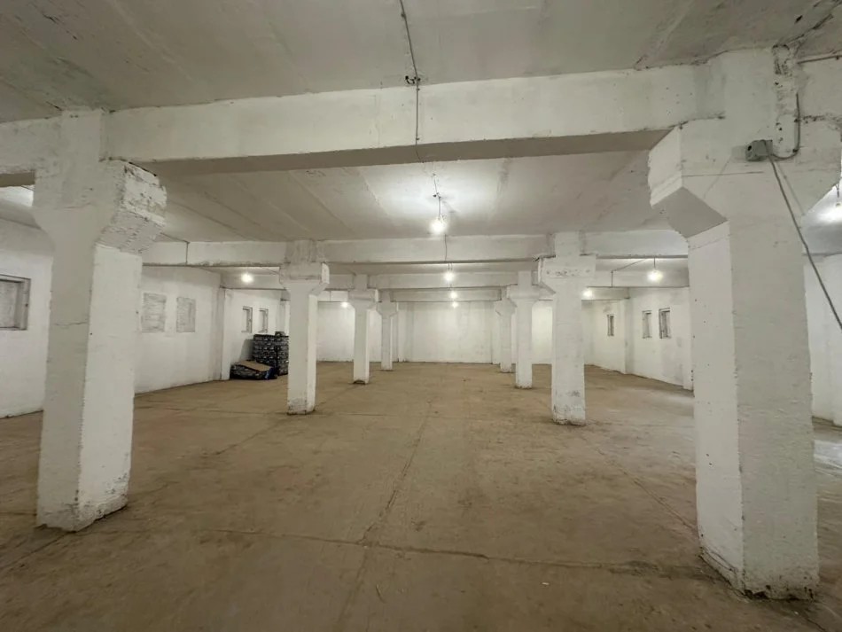 Tirane, jepet me qera magazine Kati 0, 350 m² 2.000 € (Siri Kodra)