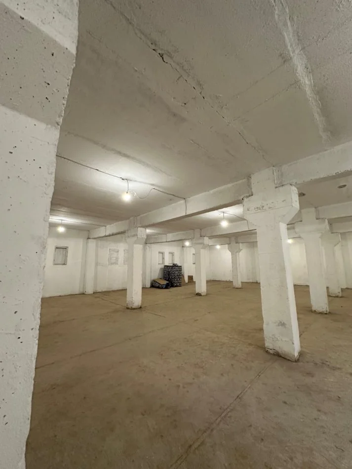 Tirane, jepet me qera magazine Kati 0, 350 m² 2.000 € (Siri Kodra)