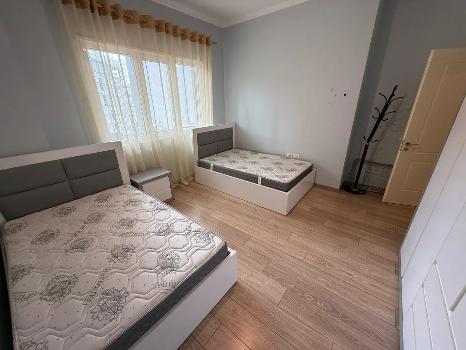 Tirane, jepet me qera apartament 1+1+Ballkon Kati 4, 80 m² 500 € (Kopshti Zologjik)
