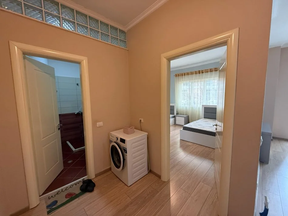Tirane, jepet me qera apartament 1+1+Ballkon Kati 4, 80 m² 500 € (Kopshti Zologjik)