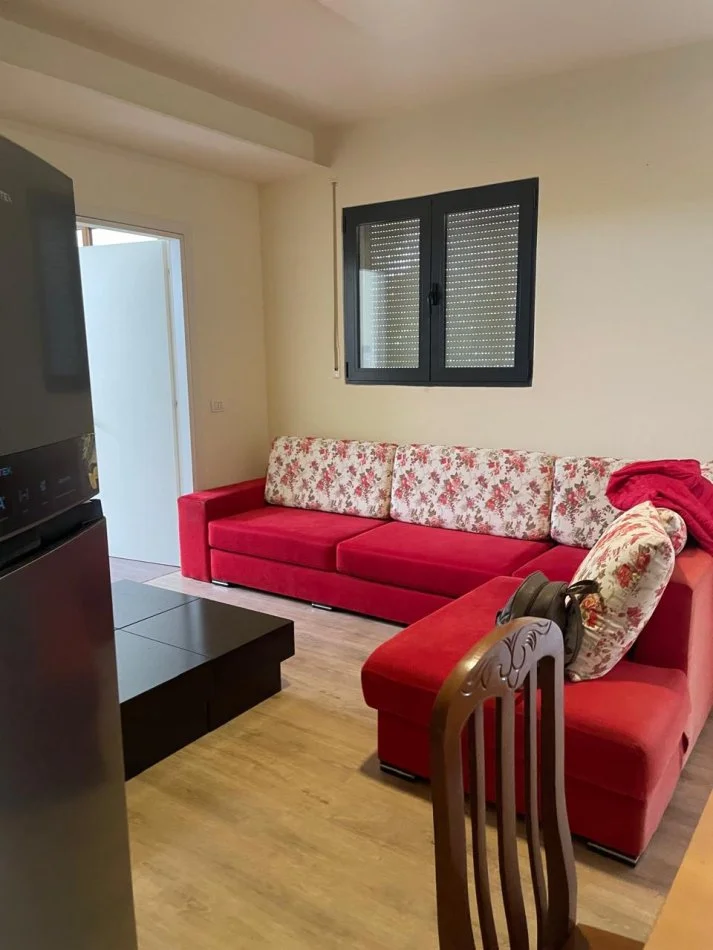 Tirane, jepet me qera apartament 1+1 Kati 1, 50 m² 300 € (Fresku)