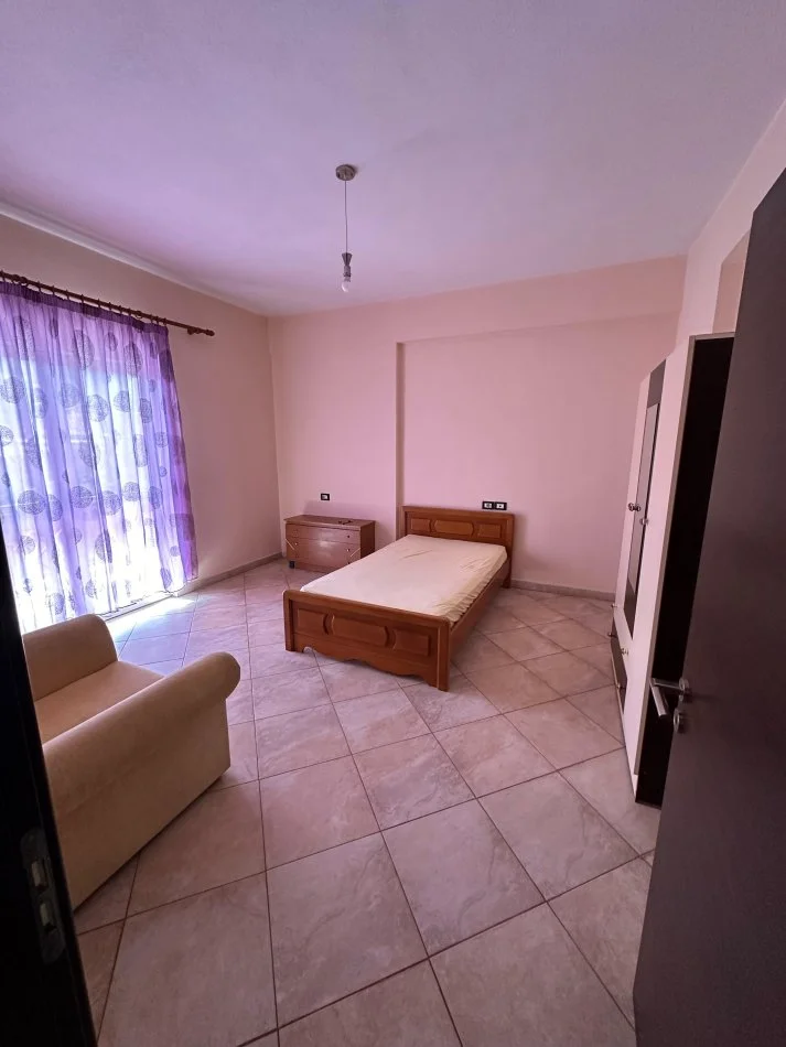 Tirane, jepet me qera apartament 3+1+Ballkon Kati 2, 130 m² 500 € (Ali Demi)