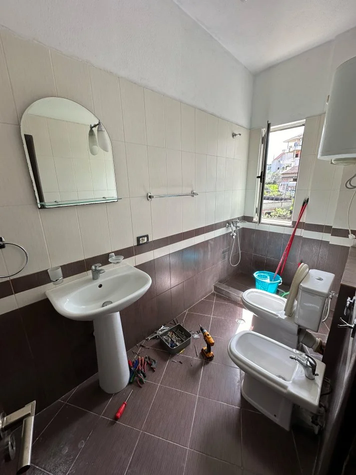 Tirane, jepet me qera apartament 3+1+Ballkon Kati 2, 130 m² 500 € (Ali Demi)