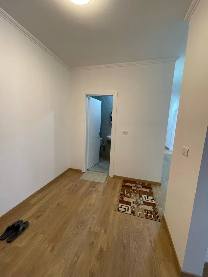 Tirane, jepet me qera apartament 3+1+Ballkon Kati 2, 117 m² 450 € (Fresk)