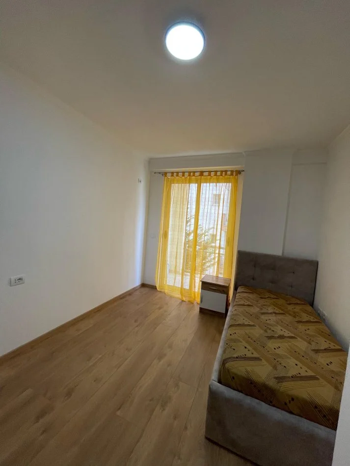 Tirane, jepet me qera apartament 3+1+Ballkon Kati 2, 117 m² 450 € (Fresk)