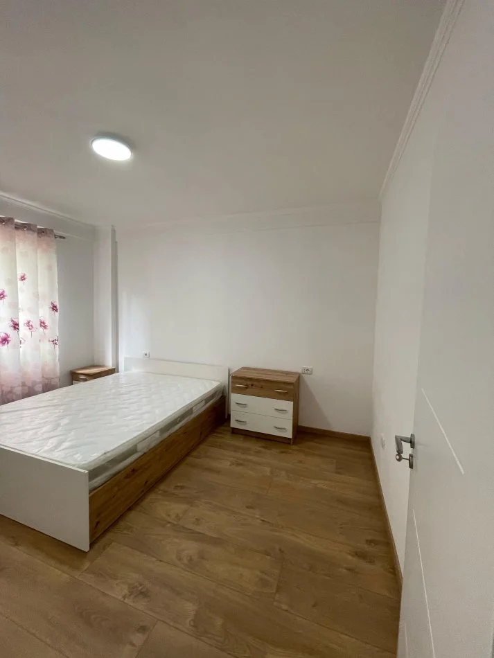 Tirane, jepet me qera apartament 3+1+Ballkon Kati 2, 117 m² 450 € (Fresk)