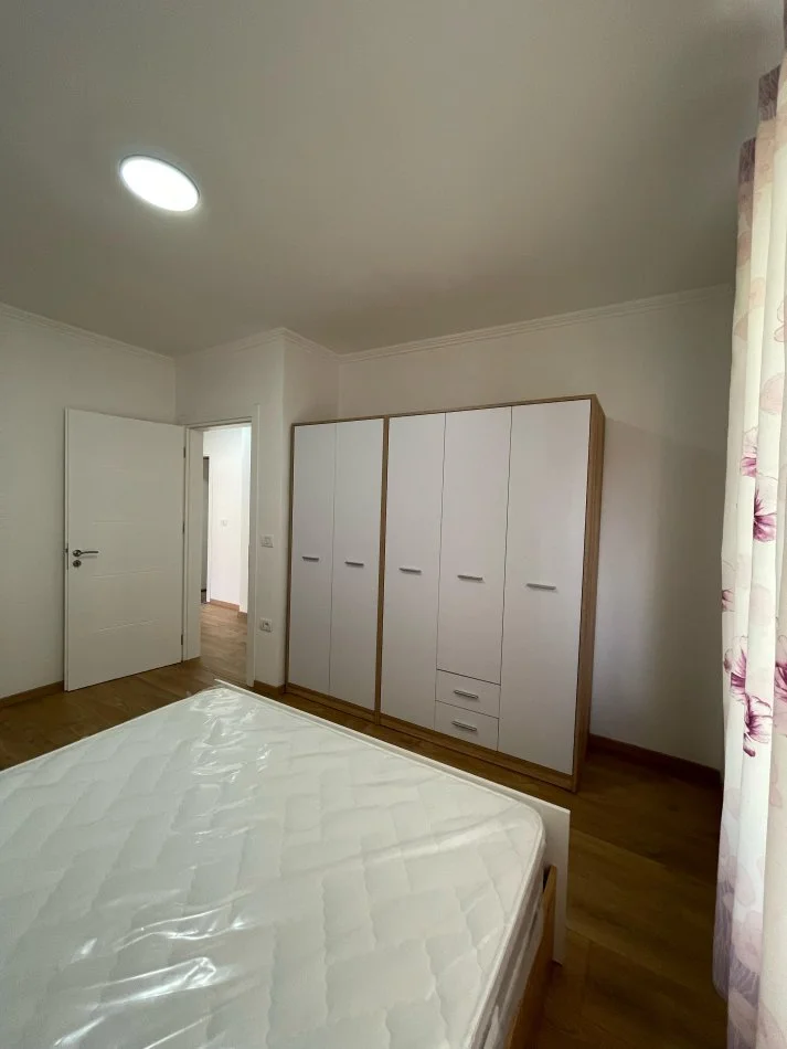 Tirane, jepet me qera apartament 3+1+Ballkon Kati 2, 117 m² 450 € (Fresk)