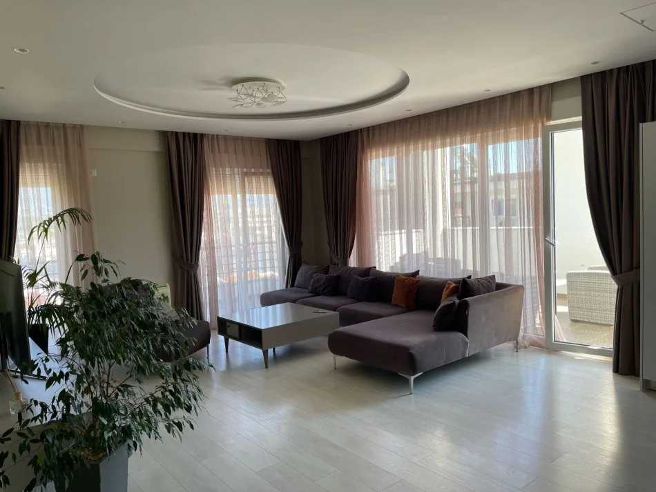 Tirane, jepet me qera apartament 3+1 Kati 4, 187 m² 1.300 € 