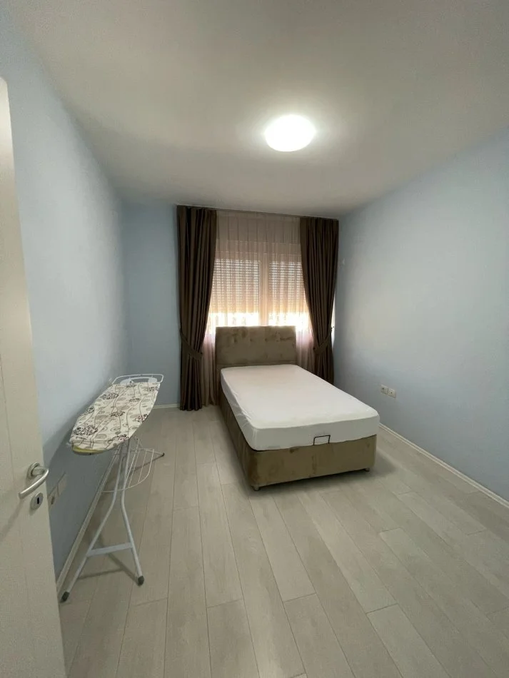 Tirane, jepet me qera apartament 3+1+Ballkon Kati 4, 187 m² (Liqeni i Thate)