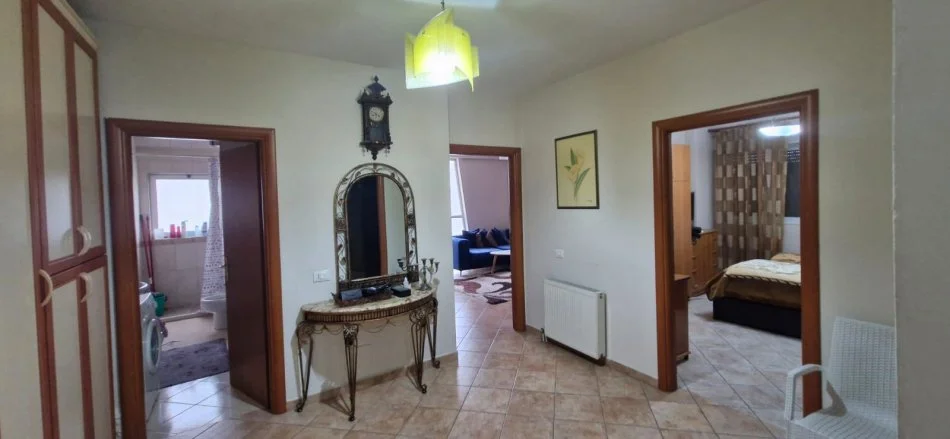 Tirane, jepet me qera apartament 2+1+Ballkon Kati 3, 115 m² 650 € (Rruga Tish Dahija , Komuna Parisit)