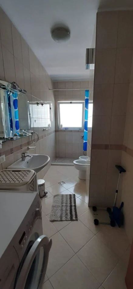 Tirane, jepet me qera apartament 2+1+Ballkon Kati 3, 115 m² 650 € (Rruga Tish Dahija , Komuna Parisit)