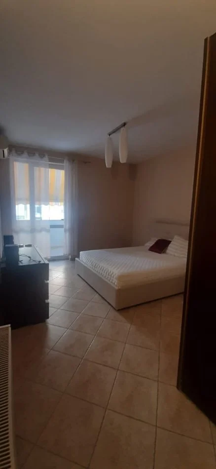 Tirane, jepet me qera apartament 2+1+Ballkon Kati 3, 115 m² 650 € (Rruga Tish Dahija , Komuna Parisit)