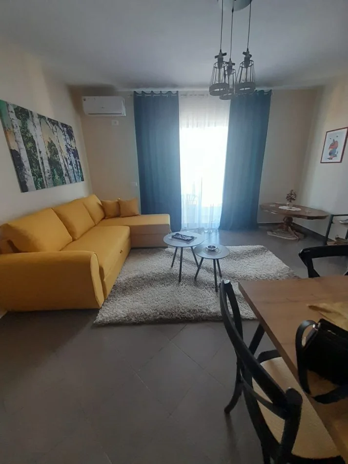 Tirane, jepet me qera apartament 2+1+Ballkon Kati 6, 77 m² 600 € (Komuna e Parisit)