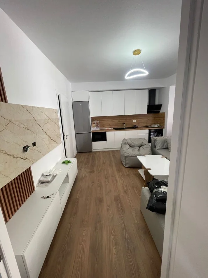 Tirane, jepet me qera apartament 2+1 Kati 1, 80 m² 700 € (rruga muhamet gjollesha)