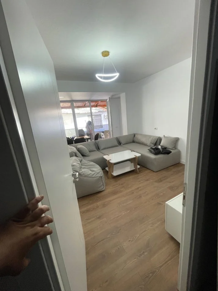 Tirane, jepet me qera apartament 2+1 Kati 1, 80 m² 700 € (zogu i zi)