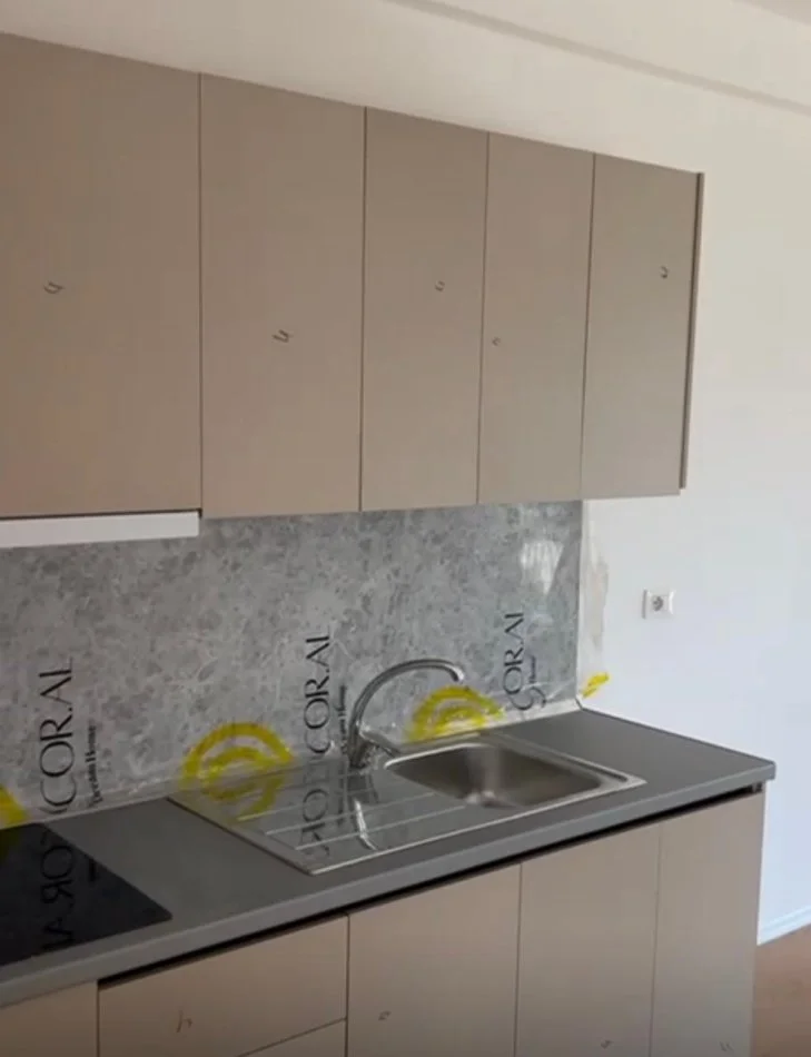 Tirane, jepet me qera apartament 2+1+Ballkon , 84 m² 350 € (Univers City)