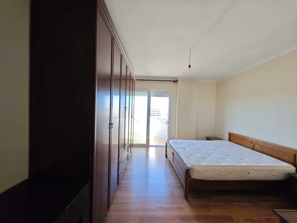 Tirane, Apartament 2+1+2 per qira  Kati 7, 210 m² 550 € (Fresku)