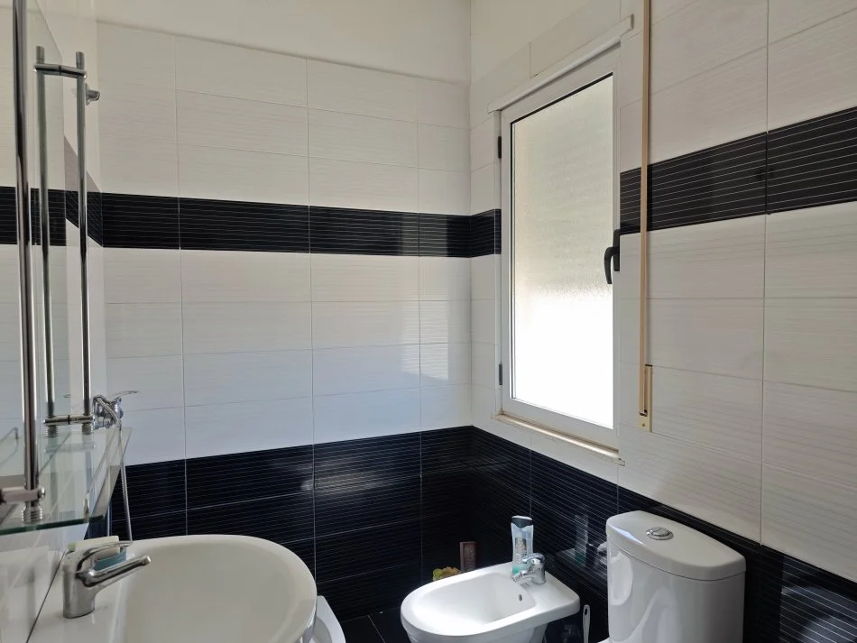 Tirane, Apartament 2+1+2 per qira  Kati 7, 210 m² 550 € (Fresku)