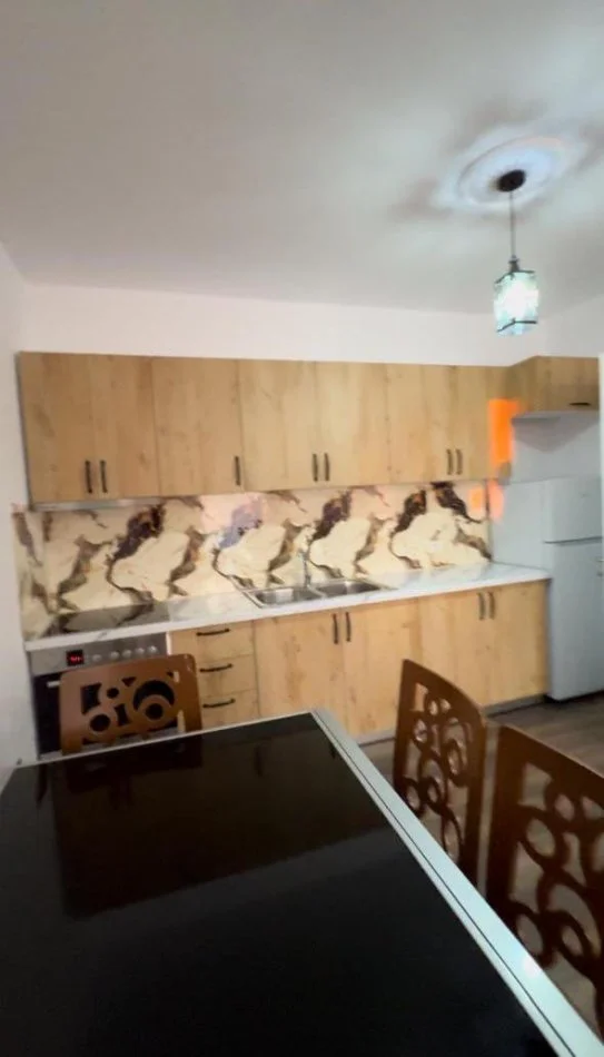 Tirane, jepet me qera apartament 2+1+Ballkon Kati 4, 87 m² 450 € (Shkoze)