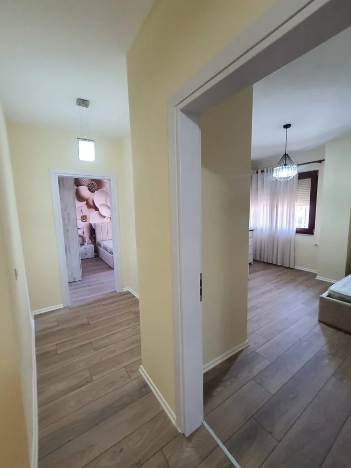 Tirane, jap me qera apartament 2+1+Ballkon Kati 3, 800 m² 850 € (Rruga Myslym Shyr)