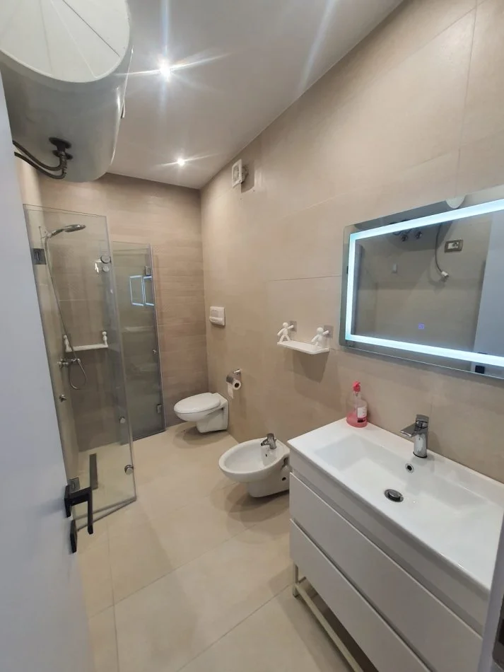 Tirane, jap me qera apartament 2+1+Ballkon Kati 3, 800 m² 850 € (Rruga Myslym Shyr)