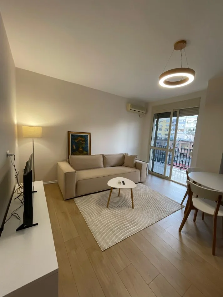 Tirane, jepet me qera 1+1 Kati 6, 750 € 