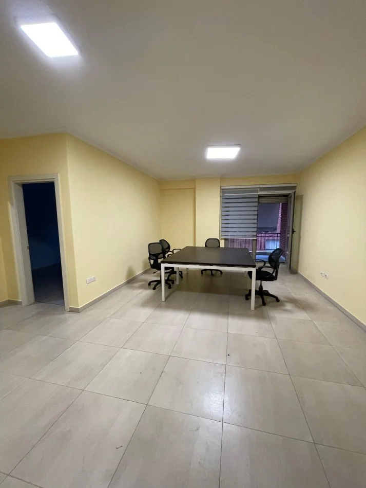 Tirane, jepet me qera apartament 1+1 Kati 1, 75 m² 700 € 