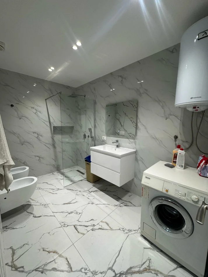 Tirane, jap me qera apartament 2+1+Ballkon Kati 3, 85 m² 750 € (rruga e kavajes)