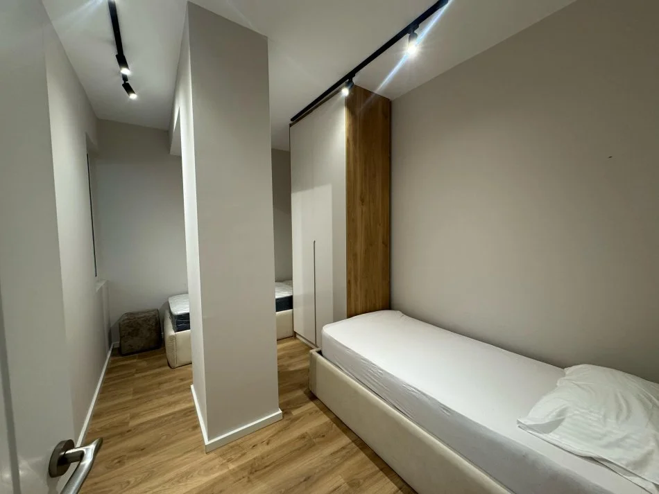 Tirane, jap me qera apartament 2+1+Ballkon Kati 3, 85 m² 750 € (rruga e kavajes)