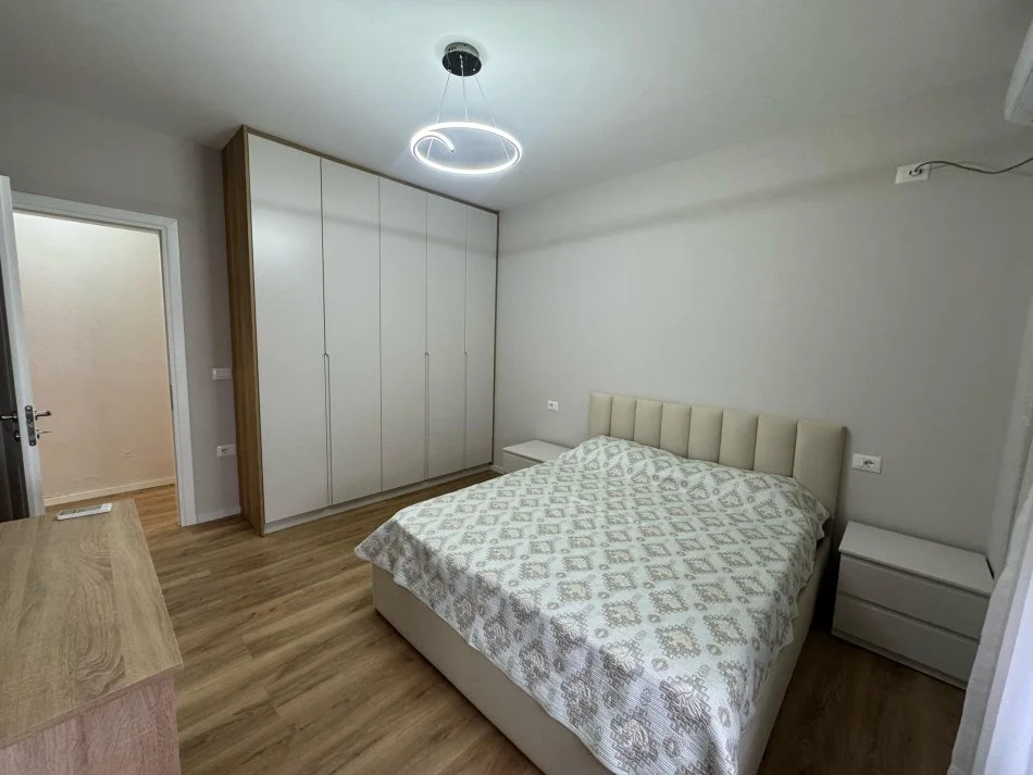 Tirane, jap me qera apartament 2+1+Ballkon Kati 3, 85 m² 750 € (rruga e kavajes)