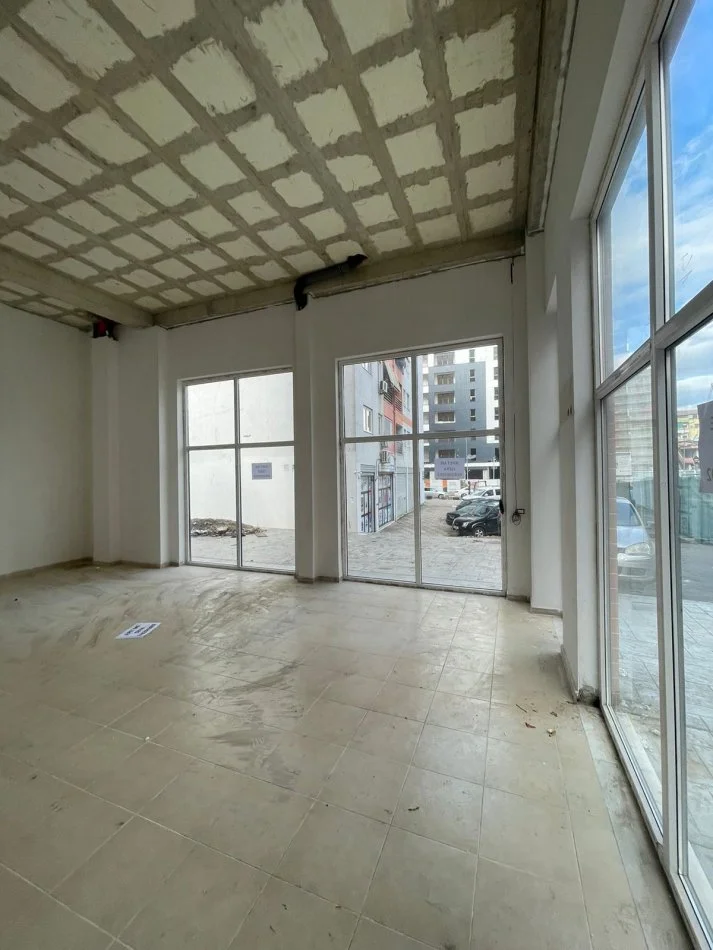 Tirane, jepet me qera ambjent biznesi Kati 0, 70 m² 800 € (stacioni i trenit)