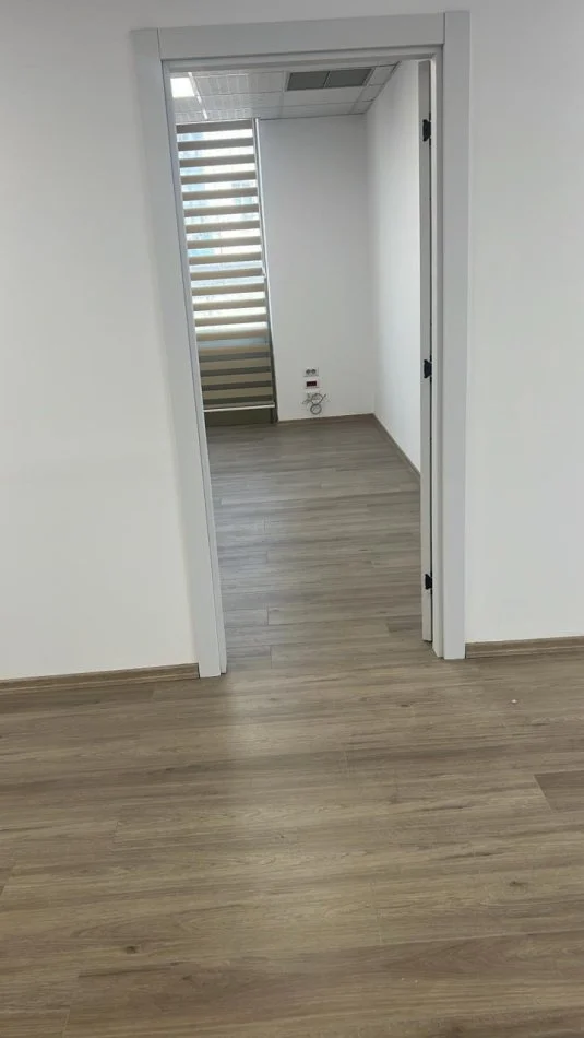 Tirane, jepet me qera zyre Kati 4, 100 m² 1.500 € (sheshi willson)