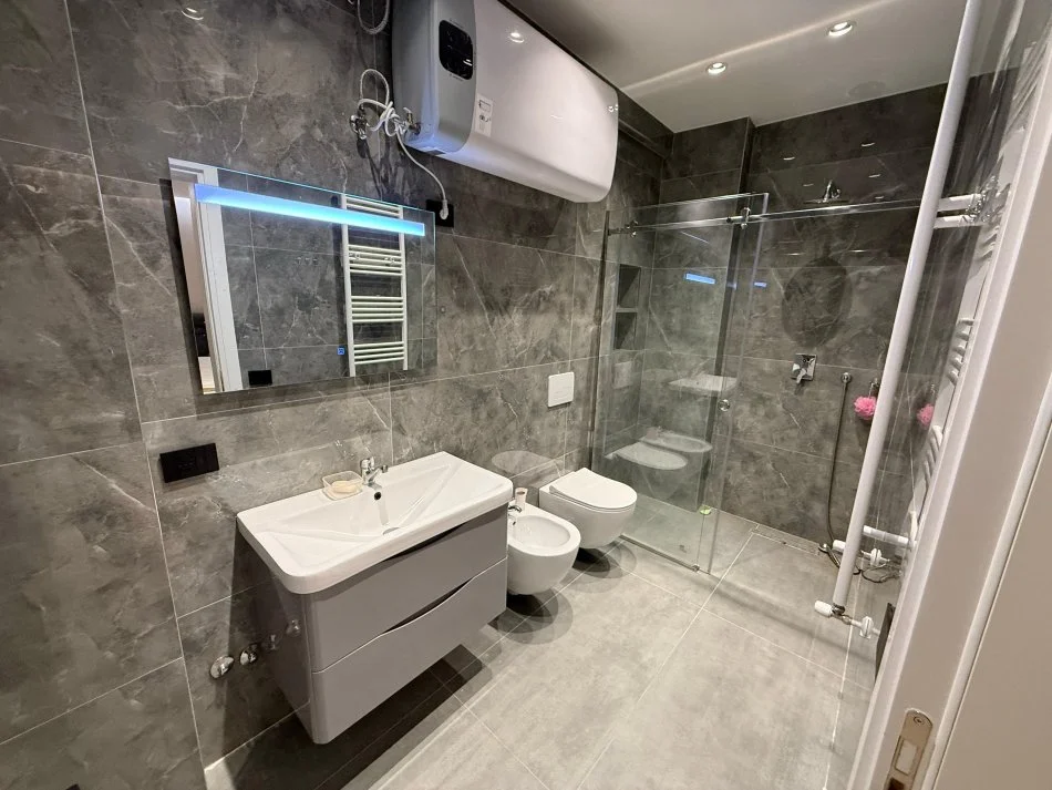 Tirane, jepet me qera apartament 2+1+Ballkon Kati 3, 100 m² 800 € (rruga nexho konomi)