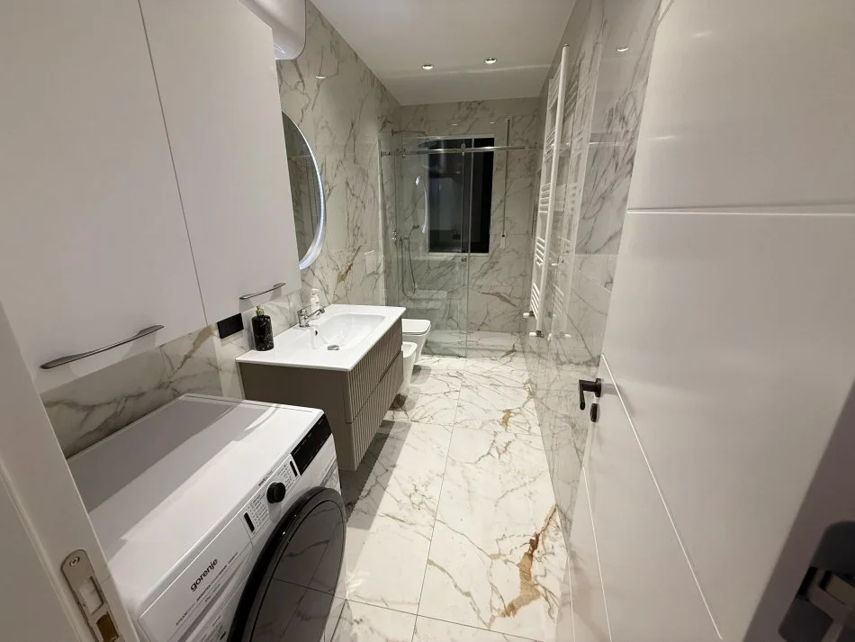 Tirane, jepet me qera apartament 2+1+Ballkon Kati 3, 100 m² 800 € (rruga nexho konomi)