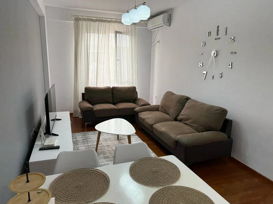 Tirane, jap me qera apartament 2+1+Ballkon Kati 8, 80 m² 600 € (rruga ndre mjeda)
