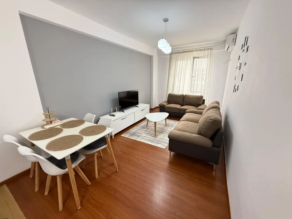 Tirane, jap me qera apartament 2+1+Ballkon Kati 8, 80 m² 600 € (rruga ndre mjeda)
