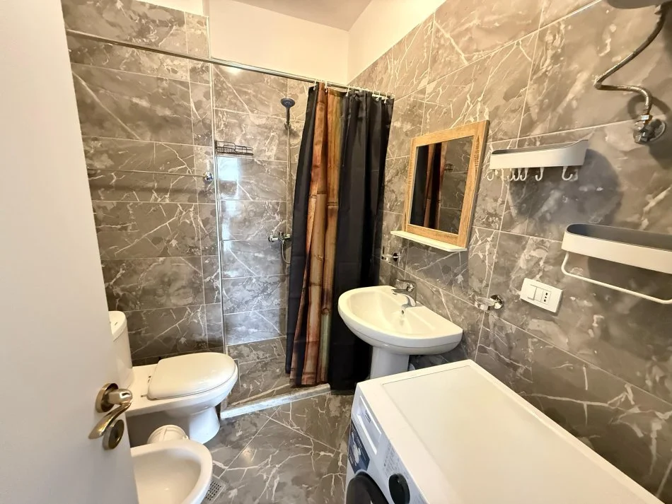 Tirane, jap me qera apartament 2+1+Ballkon Kati 8, 80 m² 600 € (rruga ndre mjeda)