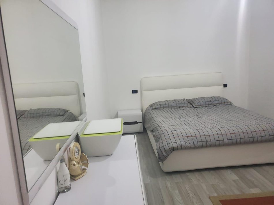 shitet Vile Kati 3, 486 m² 400.000 € (Sauk, rruga &quot;Zambaku&quot;)
