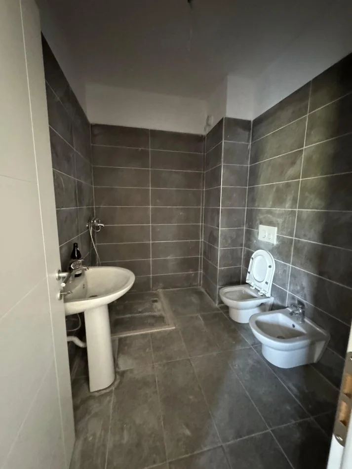 Tirane, jap me qera apartament 1+1 Kati 2, 60 m² 400 € (rruga Pasho hysa)