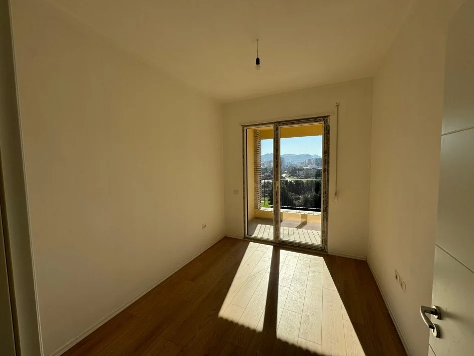 Tirane, shitet apartament 3+1+Ballkon Kati 4, 150 m² 250.000 € (Ish Fusha e Aviacionit)