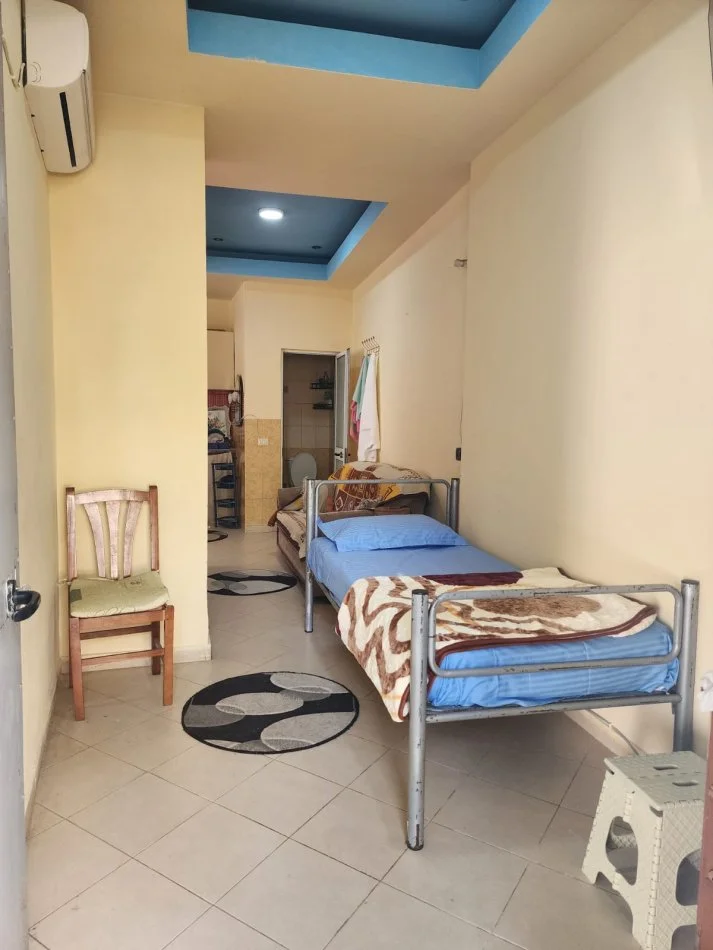 Tirane, jepet me qera apartament 1+1 Kati 0, 40 m² 280 € (barrikadave)