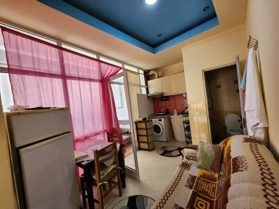 Tirane, jepet me qera apartament 1+1 Kati 0, 40 m² 280 € (barrikadave)