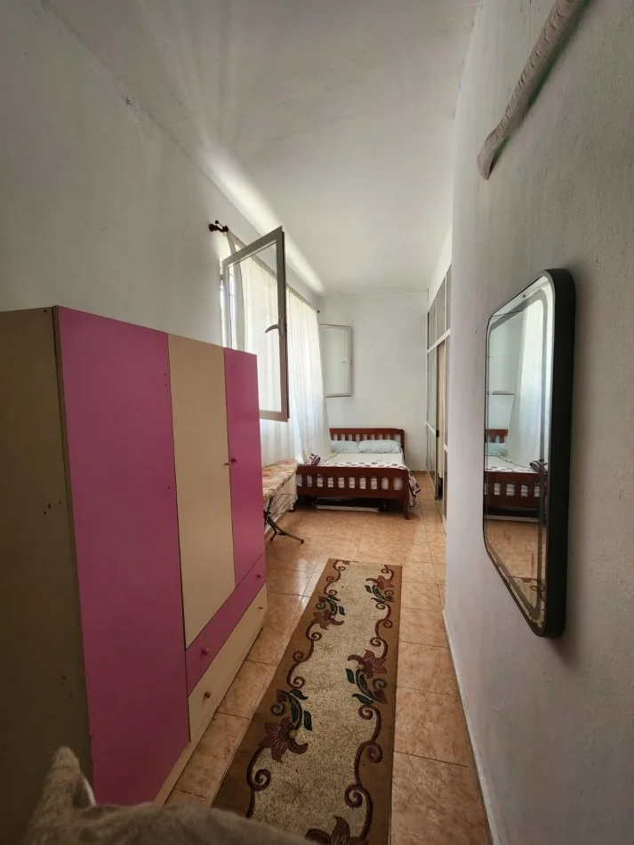 Tirane, jepet me qera apartament 1+1 Kati 1, 40 m² 280 € (barrikada)