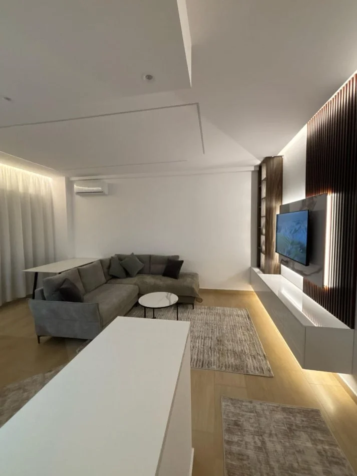 Tirane, jepet me qera apartament 1+1 Kati 1, 67 m² (Kopshti Botanik)
